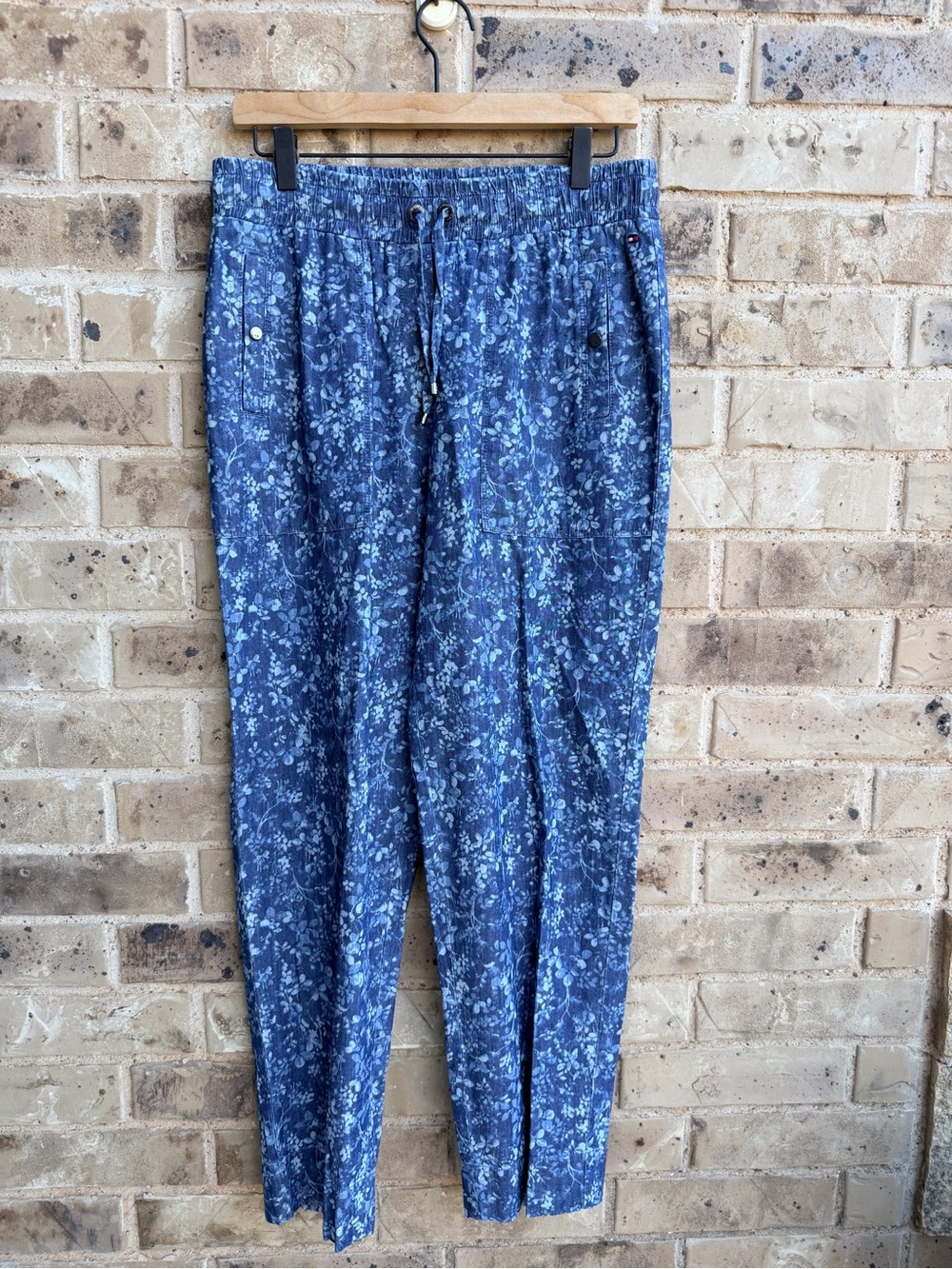 Tommy Hilfiger Blue Floral Cropped Drawstring Pants size small